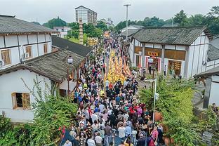 鼻部骨折后复出！八村塁今日赛前热身佩戴面具